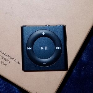 Apple iPod Shuffle, 4th Generation, Black & White